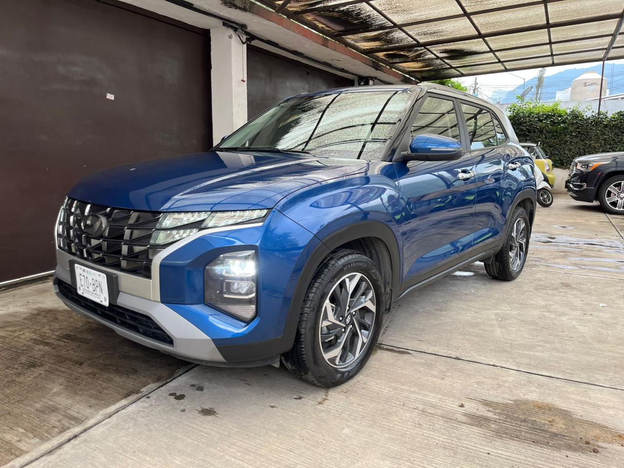 HYUNDAI CRETA LIMITED 2024 AZUL  15,000 kilómetros  UNICO DUEÑO FACTURA HYUNDAI  LA MÁS EQUIPADA  Motor 1.5L de 115 HP 4 cilindros  4 modos de manejo y 3 de tracción  Transmisión automática CVT, cambios de paleta en el volante  Diseño bitono/ azul con gris Interiores en piel con asientos delanteros de ajuste eléctrico y ventilación. Pantalla táctil de 10.25 con conectividad Apple y CarPlay y Android Auto. Sistema Hyundai SmartSense con asistencias como alerta de colisión y mantenimiento de carril. Faros LED, rines de aleación de 17 y detalles exclusivos Limited. Cargador de celular  Llave de presencia  Luces xenón  Clamará de reversa  Tenencias  Verificación doble cero  Servicios de agencia  Duplicado de llaves de llaves
